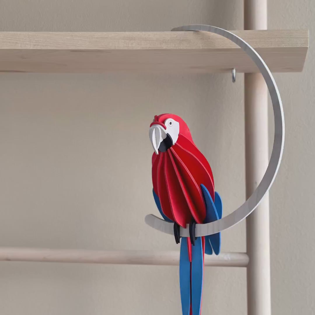 Indlæs video: Rød ara (Scarlet Macaw) – saml selv-træfigur fra Lovi