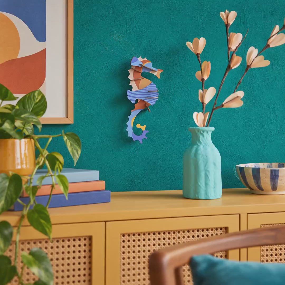 Indlæs video: Blue Ringlet Seahorse – 3D-vægdekoration fra Studio ROOF - Udgår