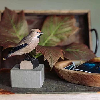Silkehale DecoBird - Håndskåret Træfigur Af Wildlife Garden🪶